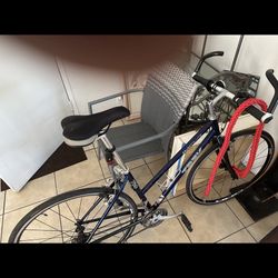 Bike : Trek (blue) , Cannondale (black) 