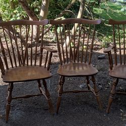 Dinning Room Wooden Chairs Set Of 4.  2 Chairs are made with armrests.  They are intact and great condition and 2 are made without, great condition 