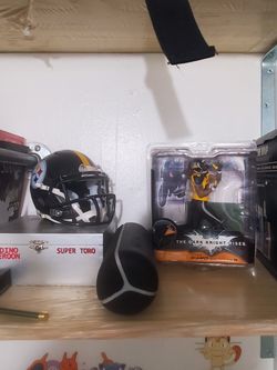 Mini Helmet And Hines Ward Dark Knight Figure 