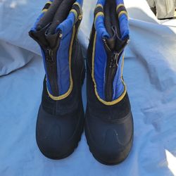 snow boots size 4 youths