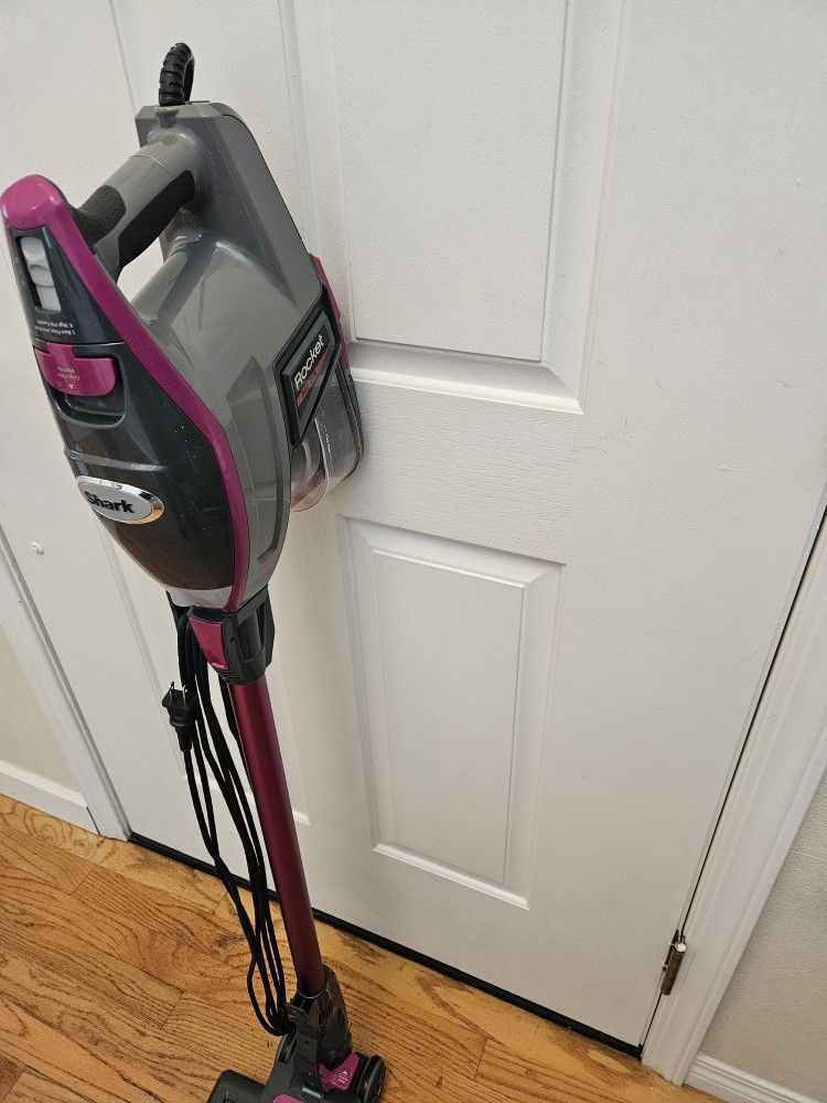 New Cond SHARK   VACUUM WITH AMAZING POWER SUCTION. , WORKS EXCELLENT.  , IN THE BOX