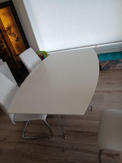 Modern / New Age style white table