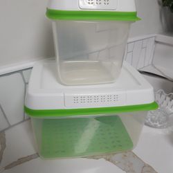 RUBBERMAID FOOD STORAGE In Like New CONDITION 