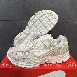 Nike Zoom Vomero 5 Phantom Light Bone Sail HQ0458-003 Women’s Size 8