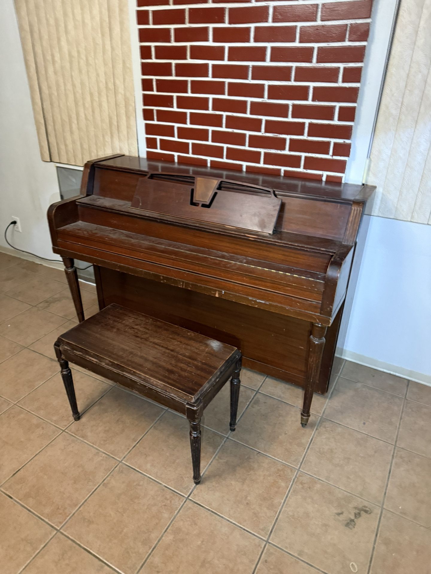 PIANO W/BENCH