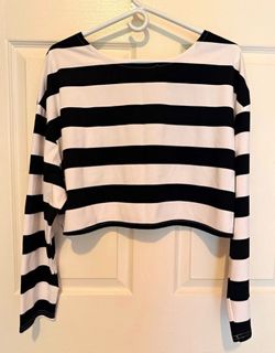 Black and White Striped Crop Long Sleeve Top
