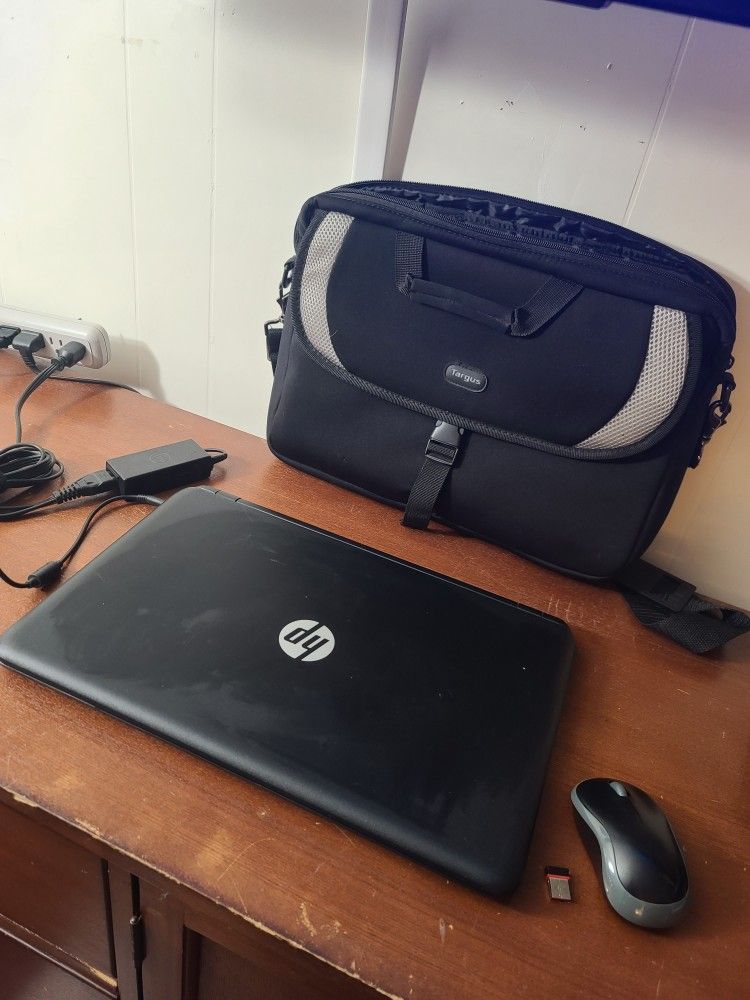 HP 15-f111DX 15.6" Touch-Screen Laptop Computer