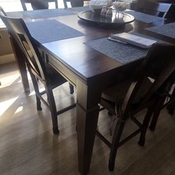 BEAUTIFUL DINING TABLE 