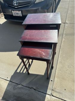 Nesting table set.