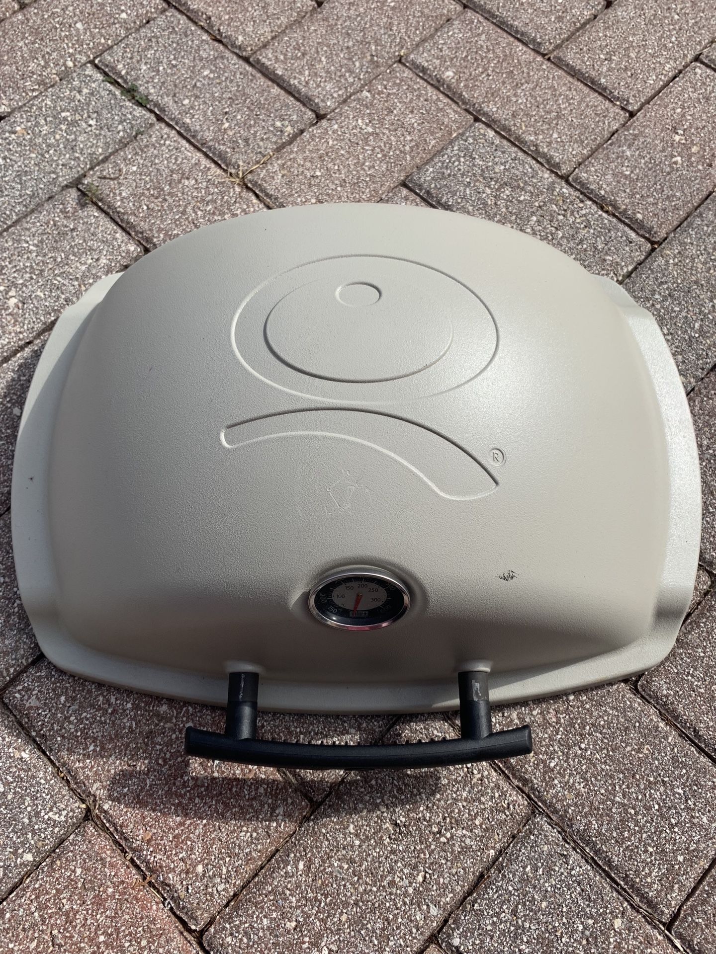 Weber Q 1200 gas grill lids for Q1200 for Sale in Fort Lauderdale, FL OfferUp