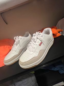 Tennis shoes