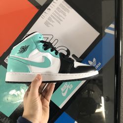 Jordan 1 Mid Tropical Twist GS