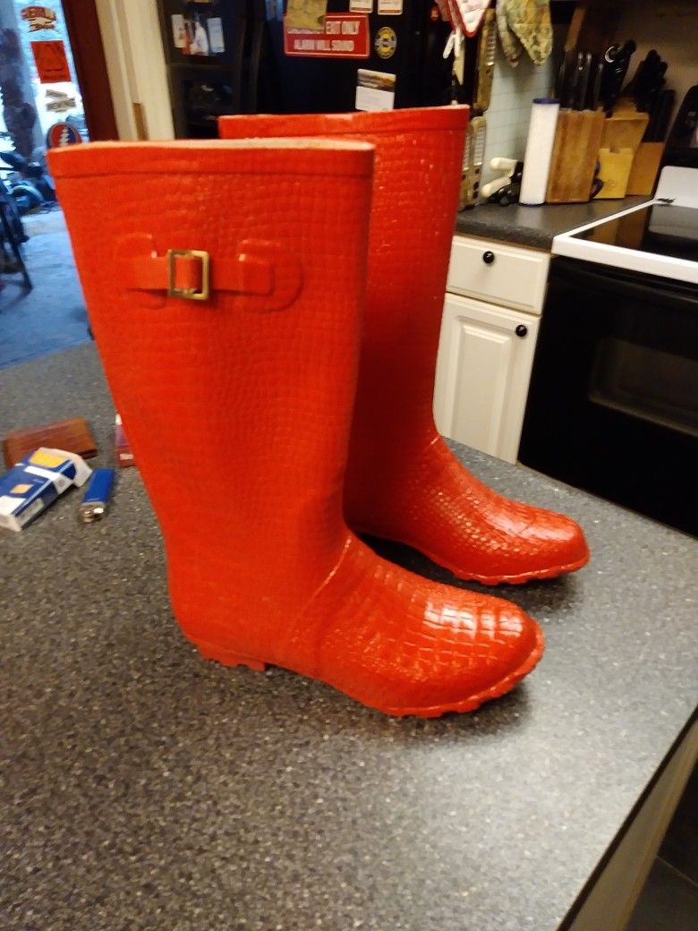 GIRLS. RED RUBBER ALLIGATOR BOOTS. SIZE. 8. WORN COUPLA TIME LOOK NEW.    HENERY  FEARRIA. NEW YORK