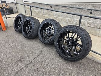 22x12  HOSTILE rims w/ 35" Tires