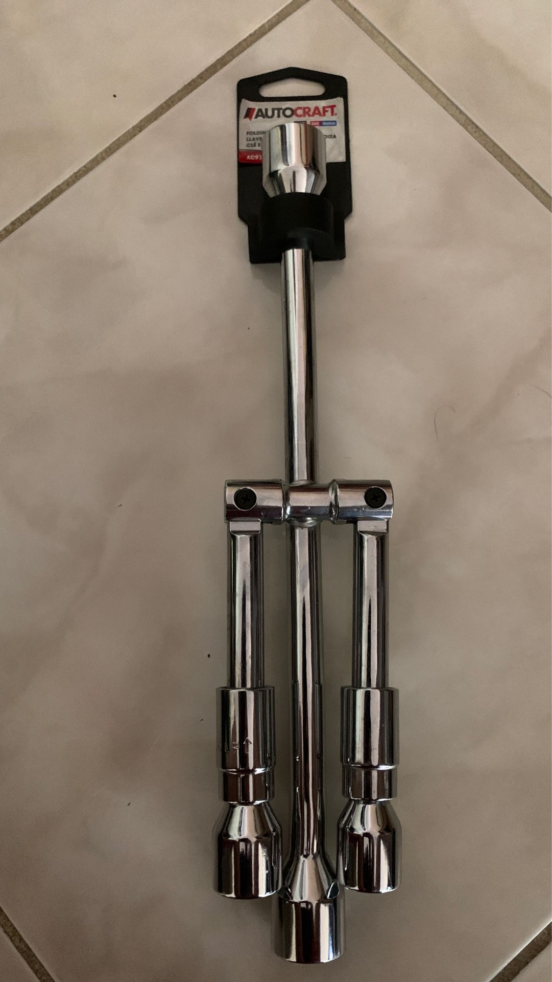 Folding lug wrench