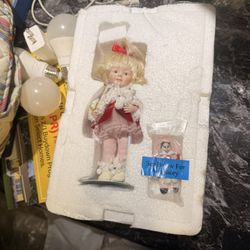 Ashton Drake Dianna Effner Aleksandra Russia  6” Doll W/ Doll Hands Across World