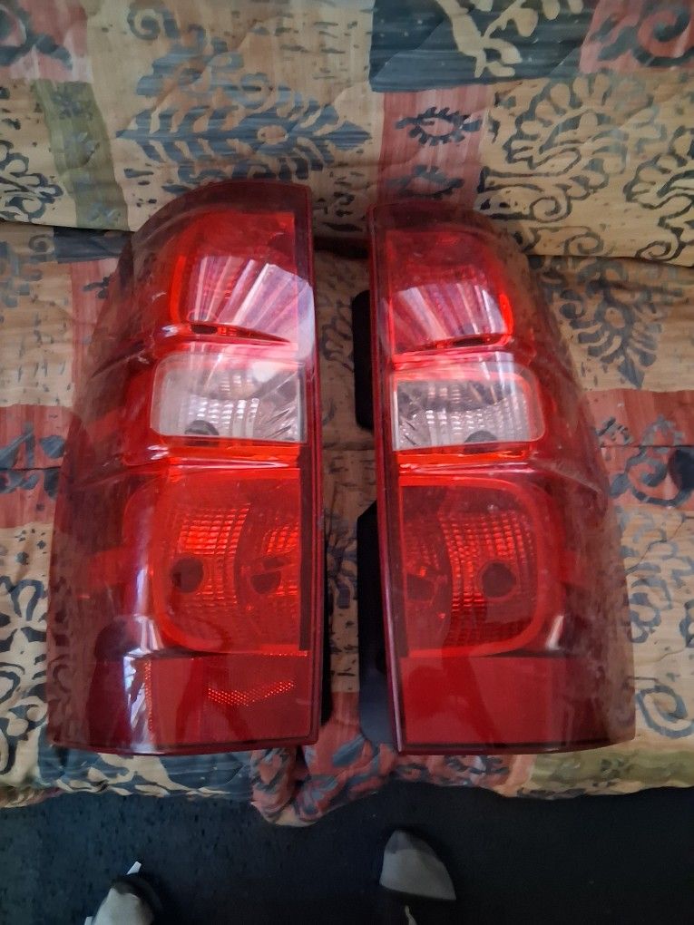 2007 Thur 2013 Chevy avalanche tail lights
