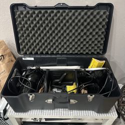 Smith-Victor K87 2-Light 500 Watt Ultra Cool Portable Kit with Umbrellas (120V AC) with Hard Case