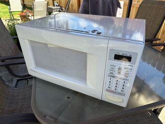 Emerson White Countertop Microwave