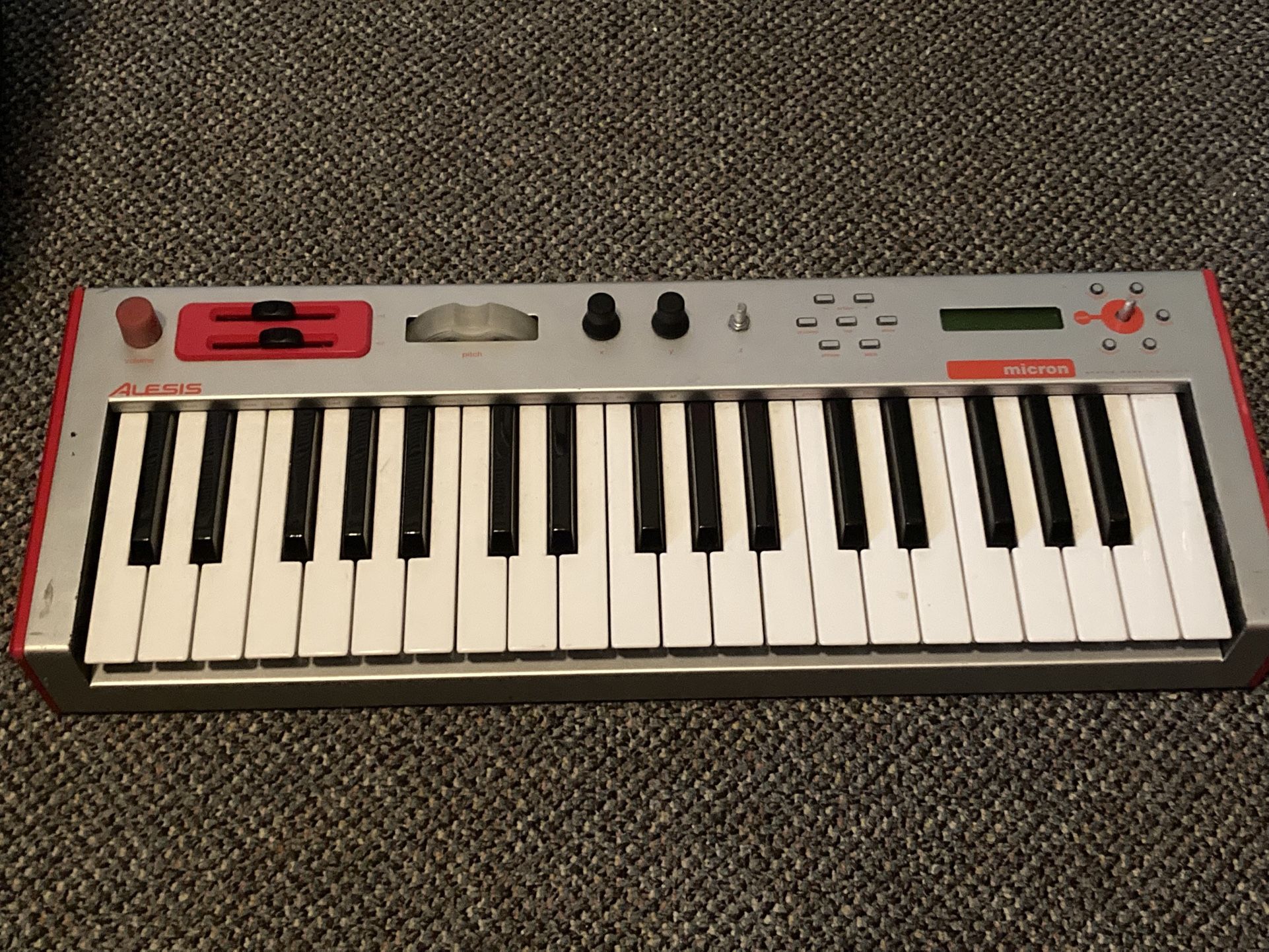 ALESIS MICRON KEYBOARD SYNTHESIZER
