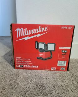 Milwaukee Dual Power Triple Panel flood light m18