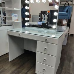 Brand New 
Vanity 5 Drawers 
Diamond Knobs 
Tempered Glass
Hollywood Mirror W/ Bluetooth
White 
$675+ Tax
Add Chest 9 Drawers $279 + Tax
Add Ottoman P
