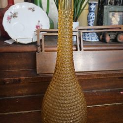 Price: $82.00
📜 Description
This stunning vintage amber glass bottle features a tall, elegant silhouette with an all-over diamond-textured pattern th