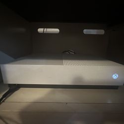 Xbox One S 1TB Memory, Madden 24, Call Of Duty MW3, 7 Games, 1 Controller 