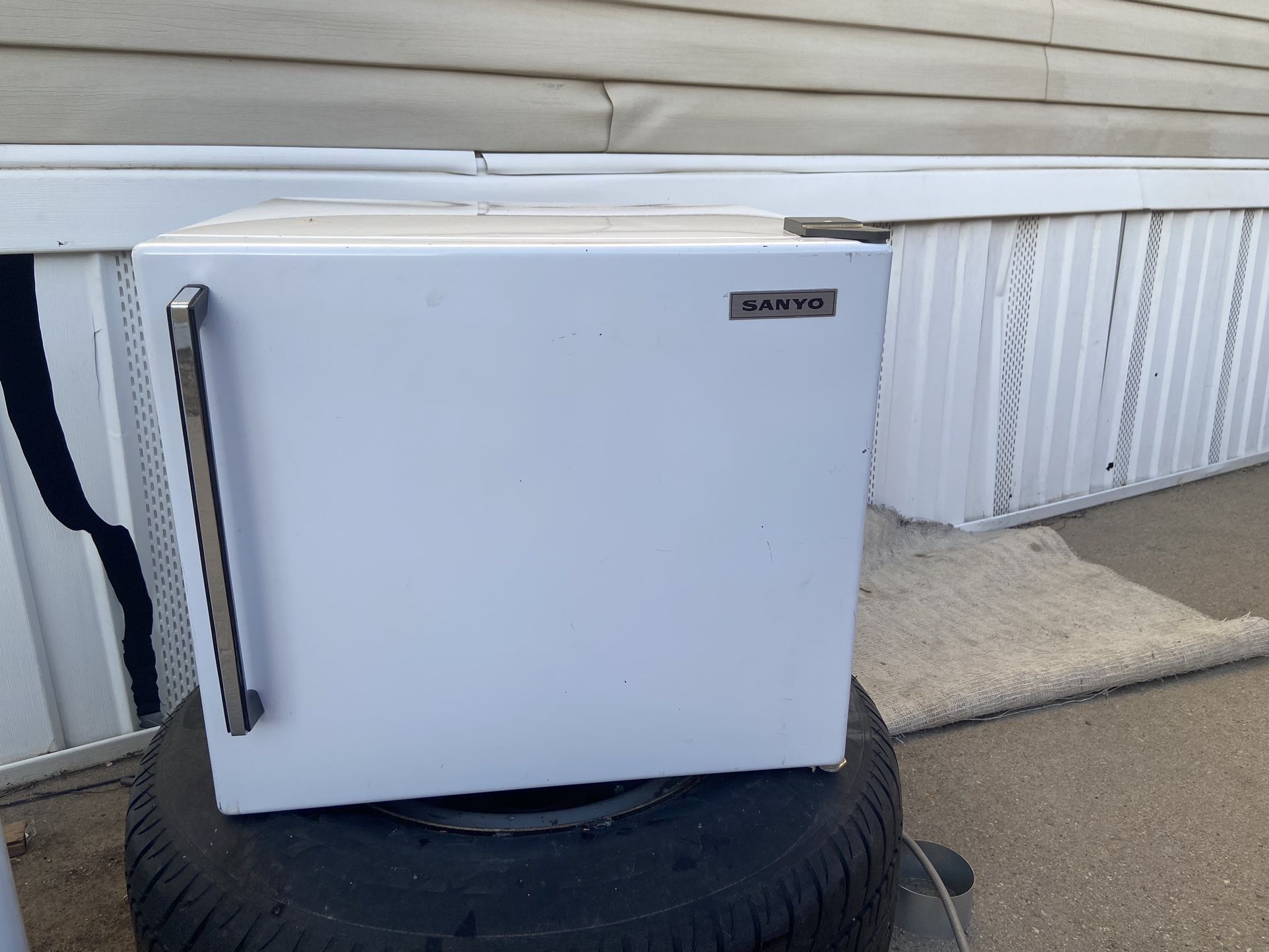 Sanyo Mini Fridge 