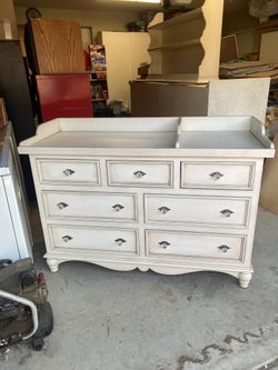 Newport Cottages Handcrafted Heirloom Nursery Set