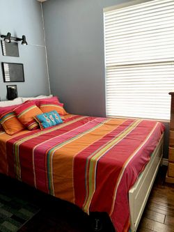 7pc Queen Size Bedding Set & Matching Lamp and flower frame. 