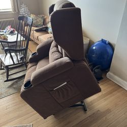 Lift Chair / Recliner (Like New) 