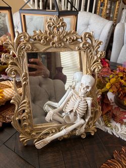Festive mirror decor