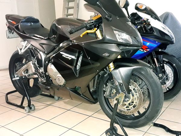 Sell honda cbr 600rr 2005 clean title, very good conditions, new oil, new filters,new tires, sprocke