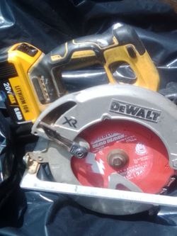 Skill saw DeWalt with battery and a 20 v charger