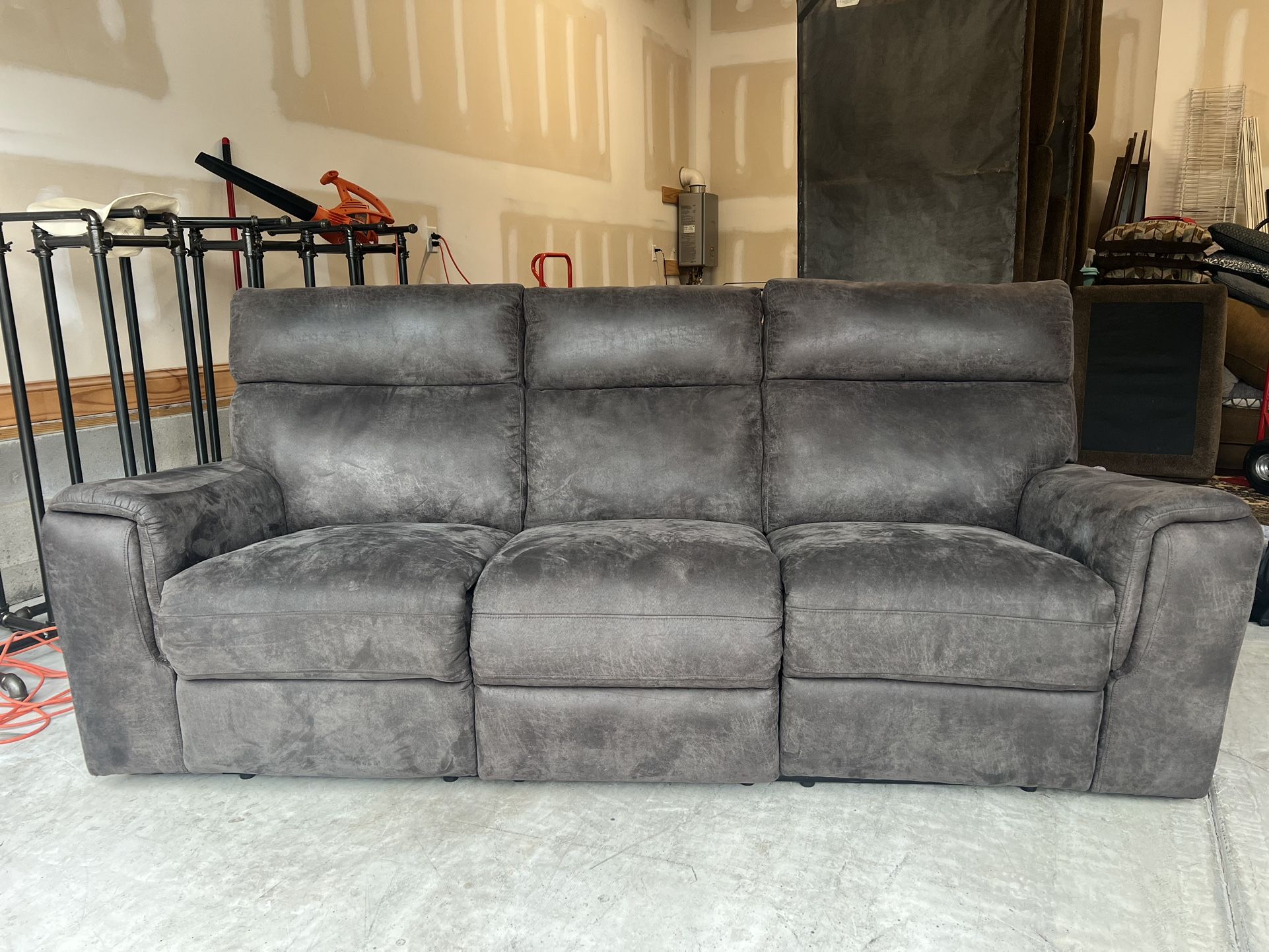 ⚪️ Reclining Sofa - Delivery Available