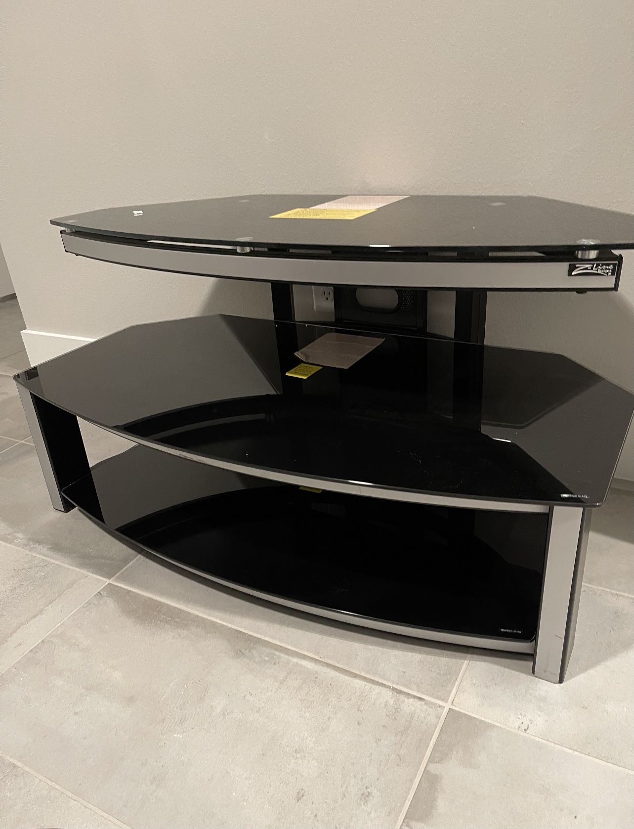 3 Shelf TV stand - Glass Shelves - Modern (must Pick Up)