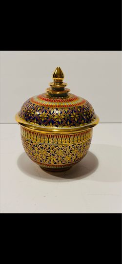 Vtg Decorative Thai Benjarong Porcelain Lidded Bowl - Blue & Gold Hand Painted. Hand-painted lidded bowl in traditional Benjarong style. Rich blue bas