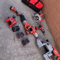 28 V. Milwaukee Tool kit (10 pieces) 