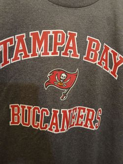 NFL team apparel Tampa Bay buccaneers medium t-shirt