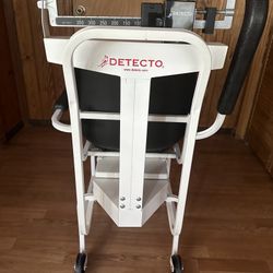  Medical scale and 2 Infusion chairs with Tray 