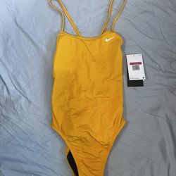 Women’s 6 Nike Hydrastrong Solid Cut Out Bathing Suit