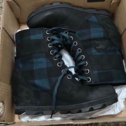 Black wedge boot size 10.5
