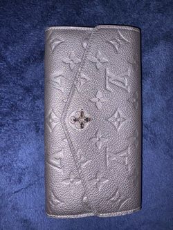 A perfect lil Louis Vuitton wallet