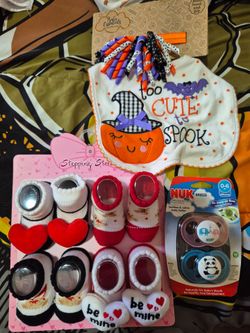 Baby girl booties and bib