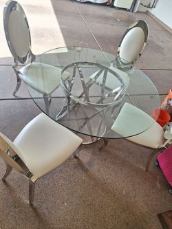 Like New dining table with 4 New chairs