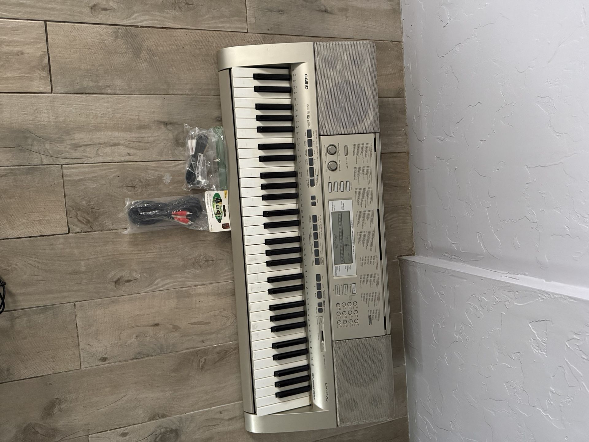 Lk-270 61 Key Lighted Keyboard With Lesson Functionality Works With Battery asking $100