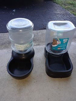 Dog food container