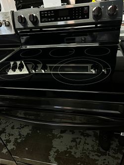 SAMSUNG Electric Stove - 30 in. Wide 5 Elements 6.3 cu. ft. Smart electric single oven.