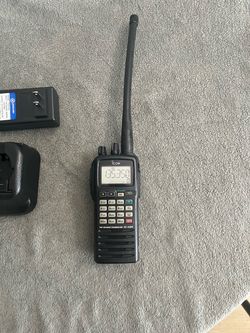 Icom IC-A24 VHF Nav/Com Handheld Transceiver – Charger & Antenna – Excellent Condition